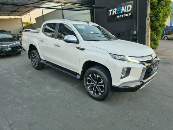 MITSUBISHI L200 TRITON 2.4 16V TURBO DIESEL SPORT HPE-S CD 4P 4X4 AUTOMÁTICO MITSUBISHI L200 TRITON 2.4 16V TURBO DIESEL SPORT HPE-S CD 4P 4X4 AUTOMÁTICO